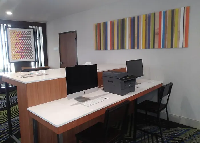 Hotel with pool: Holiday Inn Express & Suites - Dallas Nw Hwy - Love Field By Ihg