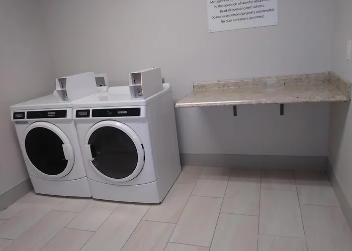 Hotel with pool: Holiday Inn Express & Suites - Dallas Nw Hwy - Love Field By Ihg